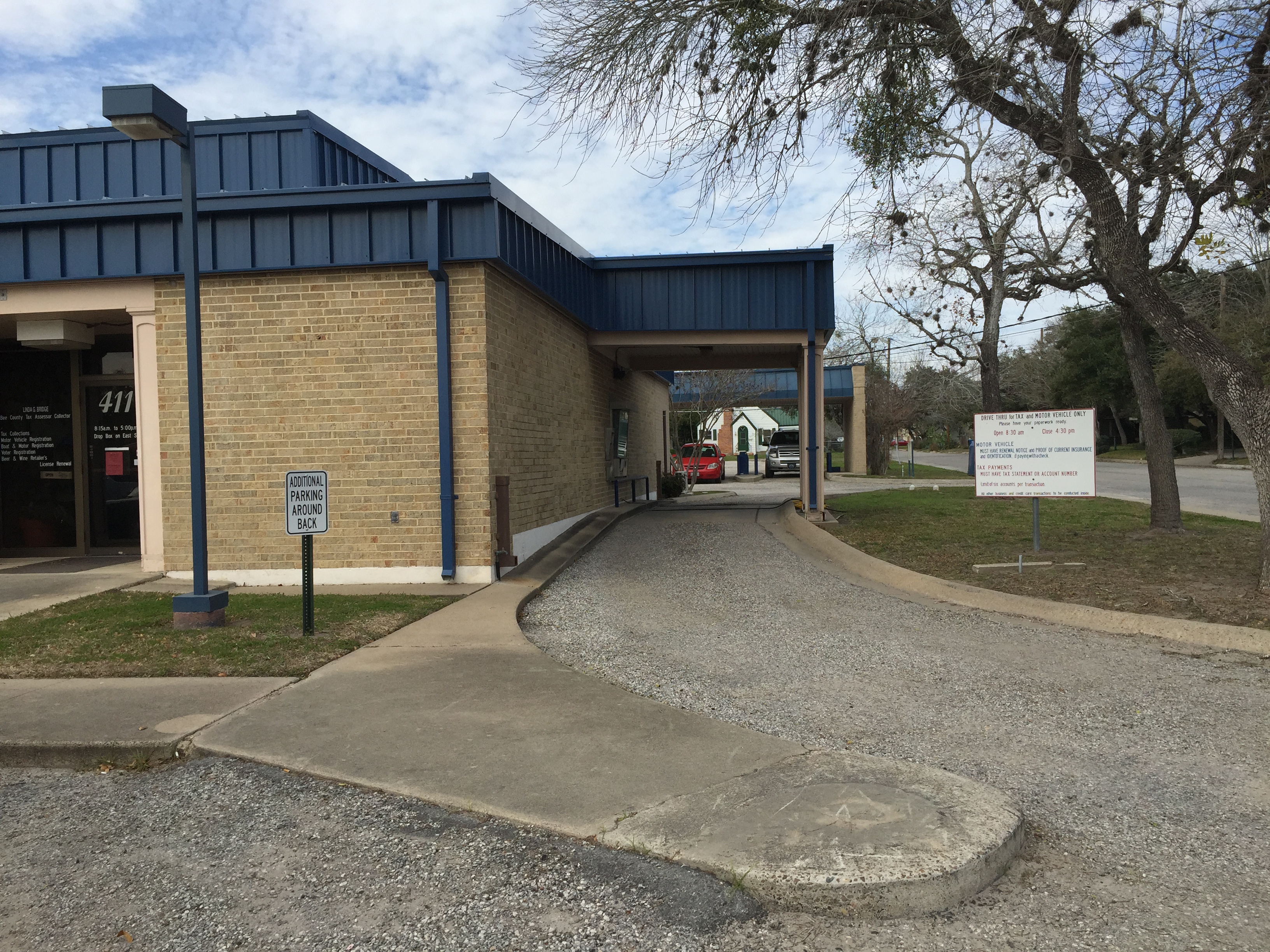 Image of Bee County Tax Office Building Drive-Thru